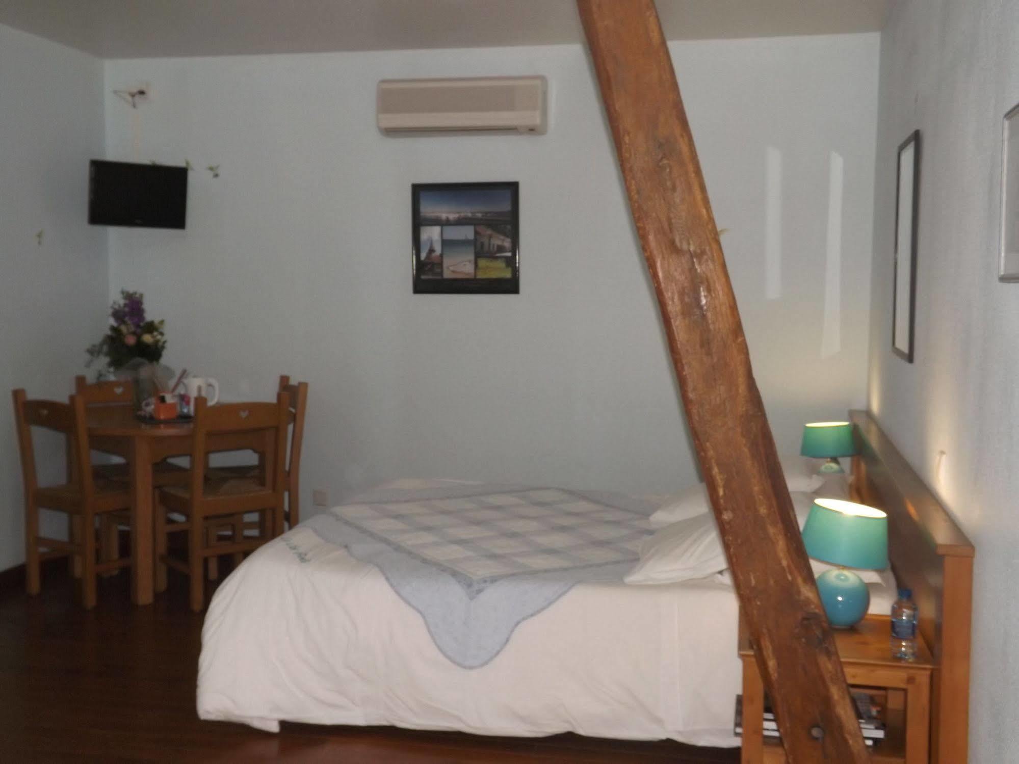 Chambres D'Hotes Le Clos Poli Montigny-les-Monts Buitenkant foto